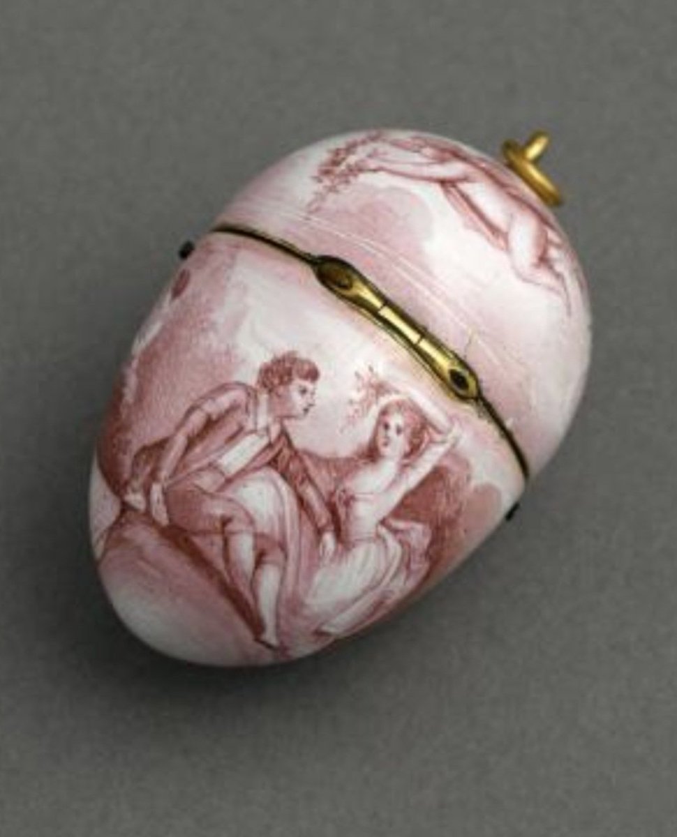 PascalFaracci's tweet image. | UN OEUF TOUT À FAIT NÉCESSAIRE | Ce petit étui-nécessaire de 5cm du @museecognacqjay s'ouvre grâce à un poussoir et accueille tablettes, porte crayon, ciseaux,  couteau pliant, pince, cuillère,  passe lacet. L'oeuf est émaillé de scènes galantes XVIIIe s. @parismusees