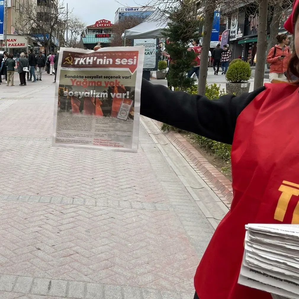 TkhAnkara's tweet photo. TKH'nin sesi bültenimizi Ankara'da yurttaşlarla buluşturduk.

#oylarsosyalizmeoylarorakcekice 
#türkiyekomünisthareketi https://t.co/f5iARBKvgX