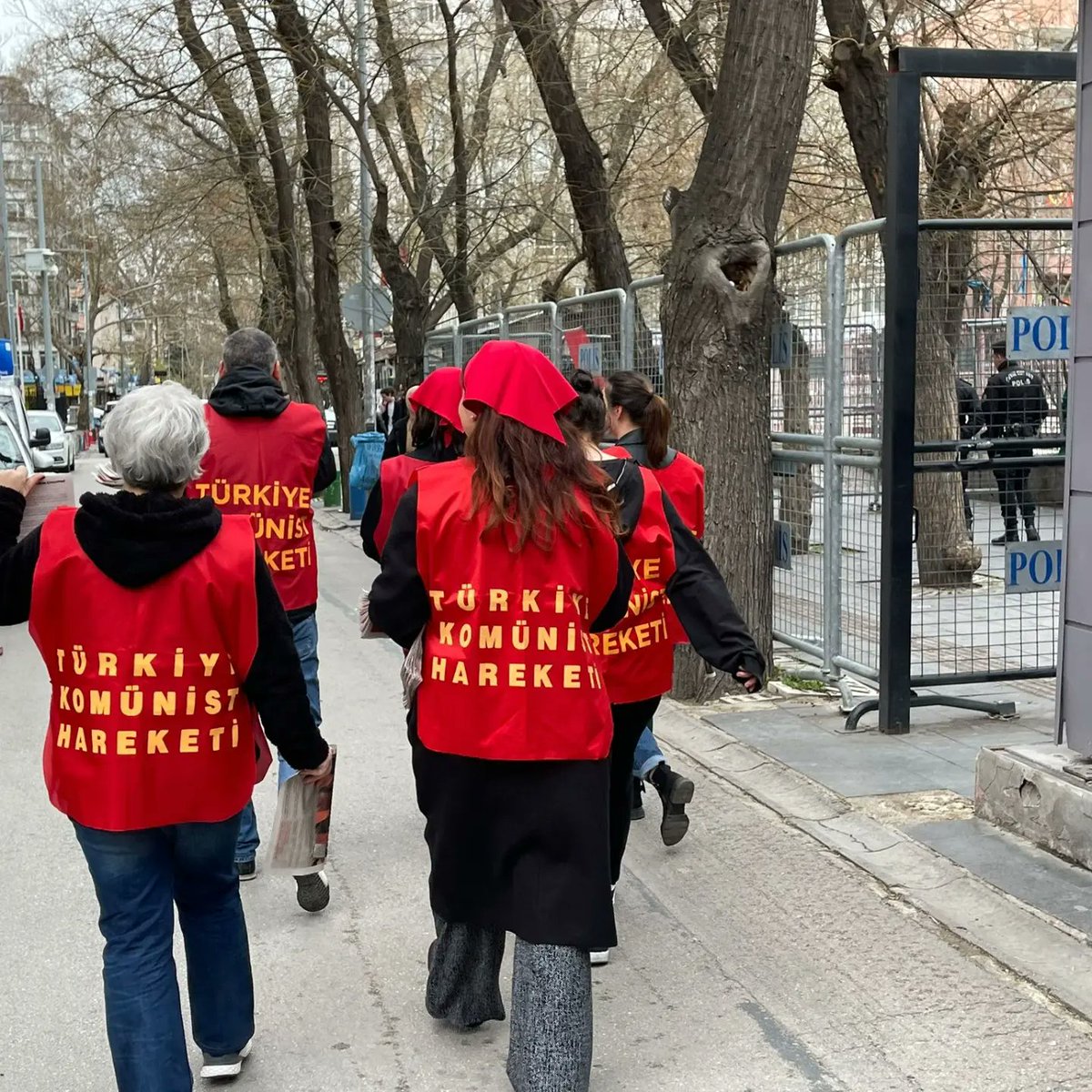 TkhAnkara's tweet photo. TKH'nin sesi bültenimizi Ankara'da yurttaşlarla buluşturduk.

#oylarsosyalizmeoylarorakcekice 
#türkiyekomünisthareketi https://t.co/f5iARBKvgX