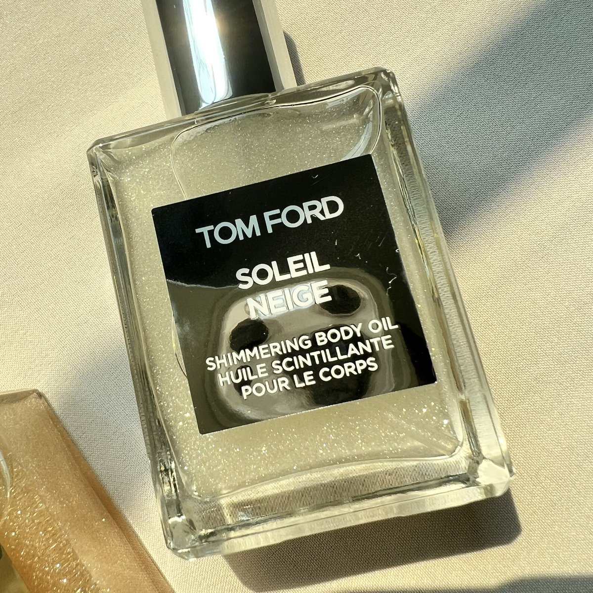 cnx365's tweet photo. ✨Tom Ford soleil set ✨ ชิมเมอร์บอดี้ออยล์ที่หอมฉ่ำ นุ่มนวล เย็นๆแบบยั่วแดด ยั่วอาทิตย์ รู้สึกมีชีวิตชีวา สดใส ทันทีที่ฉีดลงบนผิว ผิวเล่นแสงนัวๆ ต้อนรับซัมเมอร์นี้มาก✨

รีทวิตนี้+ฟอล แจก soleil blanc สีทอง 1 คน หมดเขต 12 เม.ย. 2023 เวลา 20.00 น. https://t.co/gm3gCxElbj