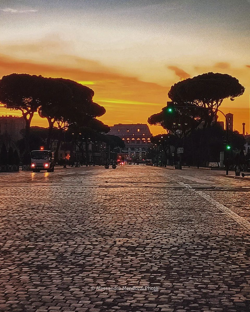 sampietrino's tweet photo. Il Colosseo che apre un nuovo giorno
ph @alessandromendozziphoto1174 / IG
#colosseo #viadeiforiimperiali #roma #thegreatbeauty #lagrandebellezza #romeandyou #romanity #wheninrome #romegram #fromromewithlove #italy https://t.co/zsDeUZLJeD