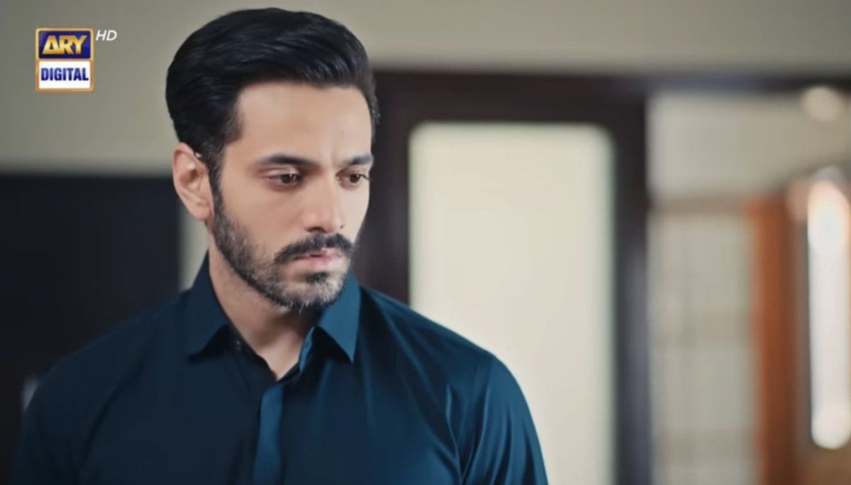 SherinNamish's tweet photo. Murtasim to his identical saad : Bhai Mei sirf meerab ko nai tumhe bhi rote hue nai dek sakta. Isliye Mei #mphd pe gayi taki koyi tumhe bura kahe to usse goli maru. Aur tumne ye kya kiya, mere biwi ke sath coffee date pe gayi? 💔
Saad : mujhe pyar hua dha 😜
#TereBin https://t.co/Cxy1nmFI7E