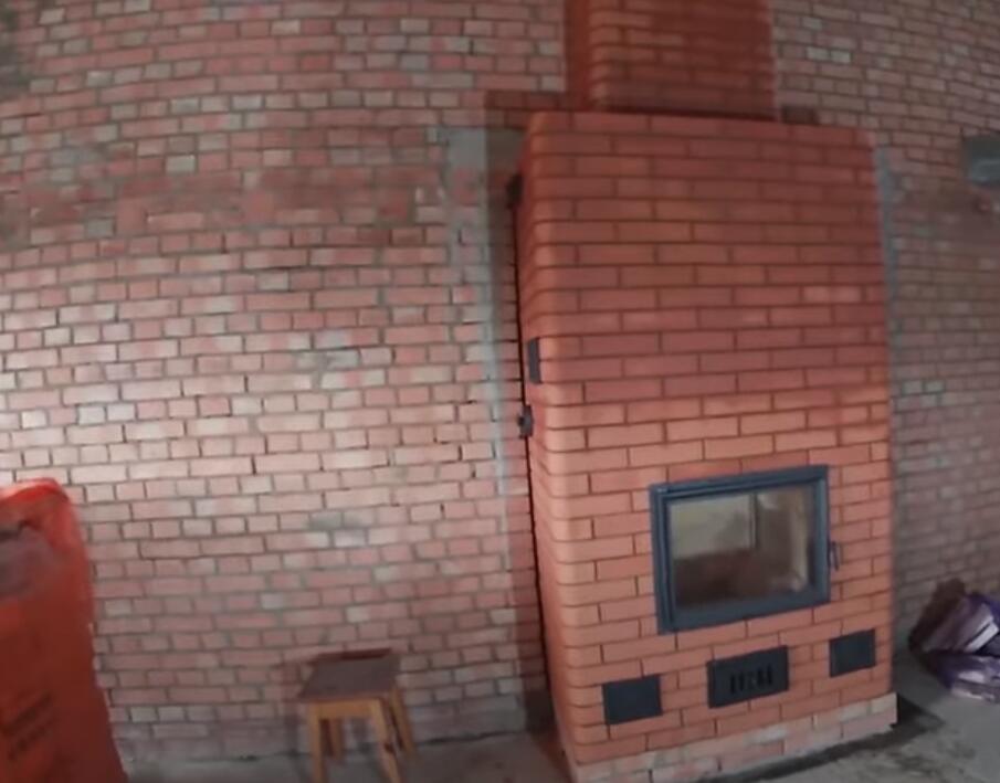 VasilePlinta's tweet image. Una mai veche pe caramida, cu usa semineu‼️😎 #Kuznetsov