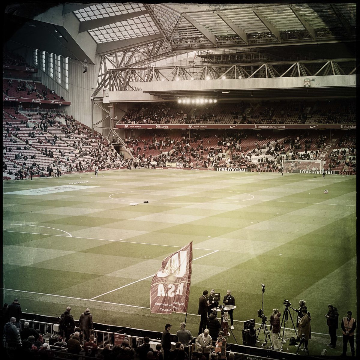 MC64june's tweet image. #LFC #Kop 20 mins before KO #ExcitingGame 2-2
