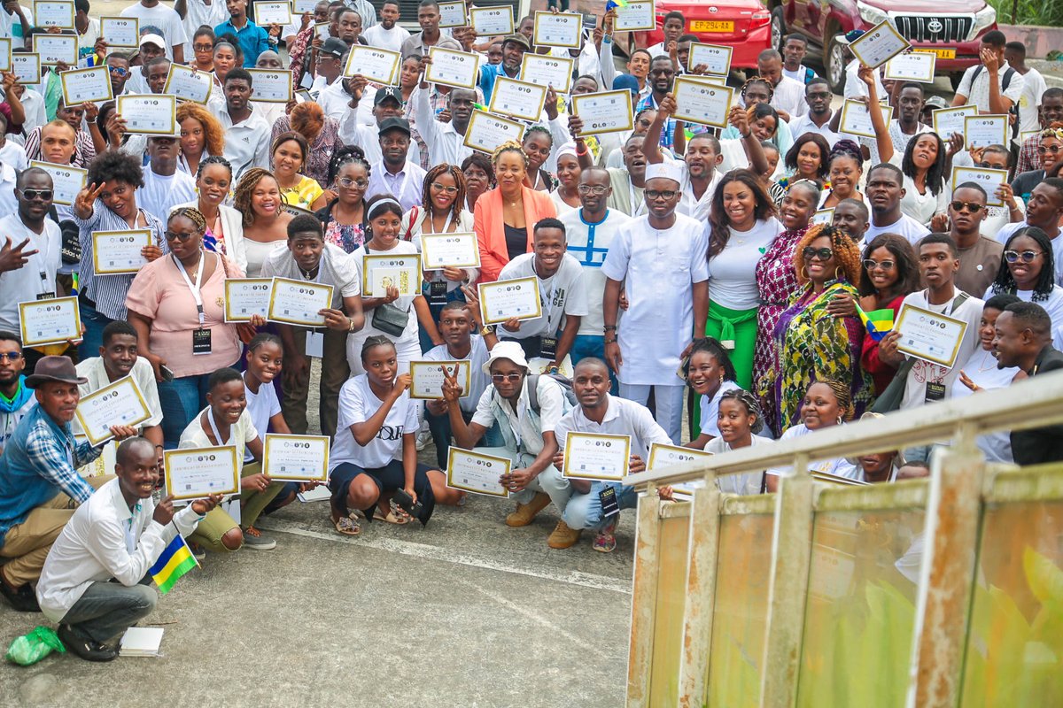 MakouviaJ's tweet photo. GABON : Johaness MAKOUVIA forme 600 Jeunes et femmes Leaders sur les notions de paix

Le Togo, à travers le jeune  Johaness MAKOUVIA, Président mondial de l’ONG Internationale MJPP, partage les notions de paix avec 600 jeunes et femmes leaders du Gabon. https://t.co/c70IxKNh24