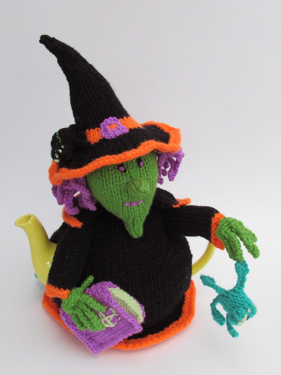TeaCosyFolk's tweet image. Spells always need a frog! Witches Brew Tea Cosy etsy.me/3GxowUd #halloween #dollmaking #witchteacosy #witch #halloweenwitch #teacosy #knittingpattern #witchdoll #spooky #TeaCosyFolk #knitting #knit