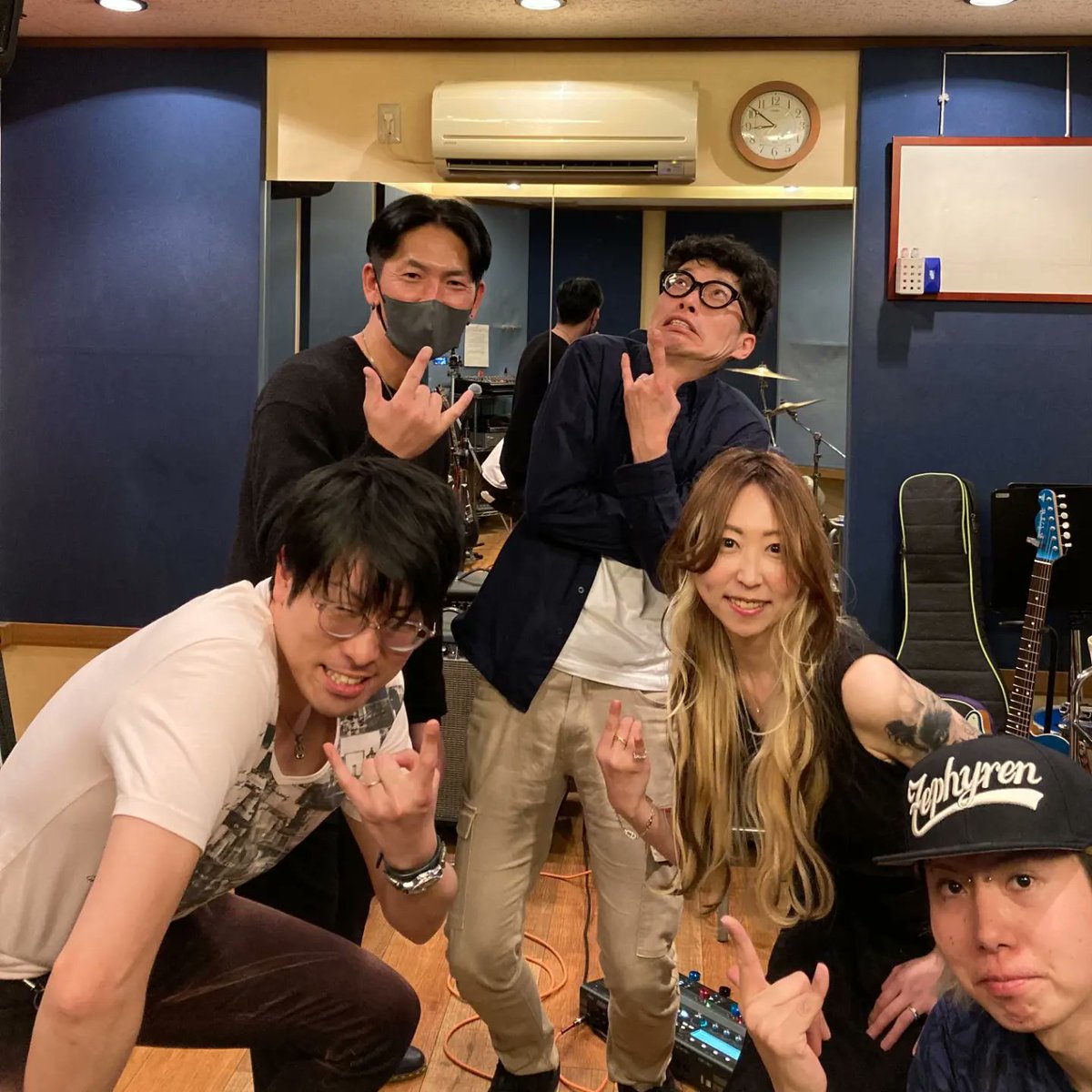 annye0121's tweet photo. 髪を切ってから〜
4ヶ月ぶりのスタジオ入って、12年ぶりのメンバーと再会セッション https://t.co/BHqwXGh6H0