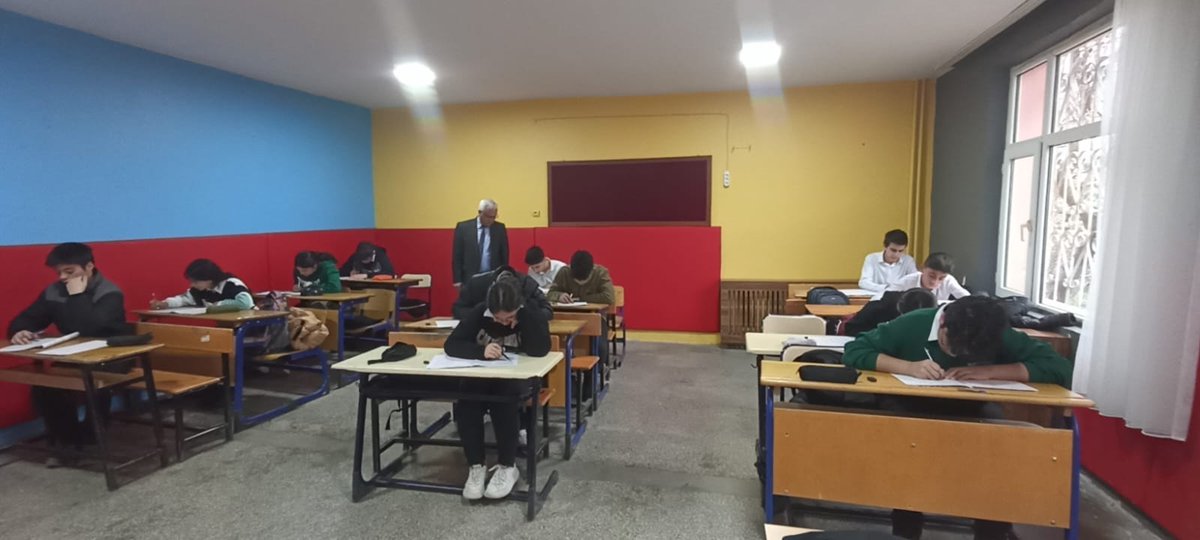 Lisede bugün yapılan Efor Denemelerini izleyerek, öğretmen ve öğrencilerimizle buluşarak, Eğitim ve Öğretimle ilğli konular hakkında sohbet ettik. Öğrencilerimize başarılar diliyorum.
 <a href="/KigiKaymakam/">T.C. Kiğı Kaymakamlığı</a> 
<a href="/IkisMuhammet/">Muhammet İKİS</a> 
<a href="/bingolmem/">Bingöl MEM</a>
<a href="/kigimem/">Kiğı İlçe Milli Eğitim</a>