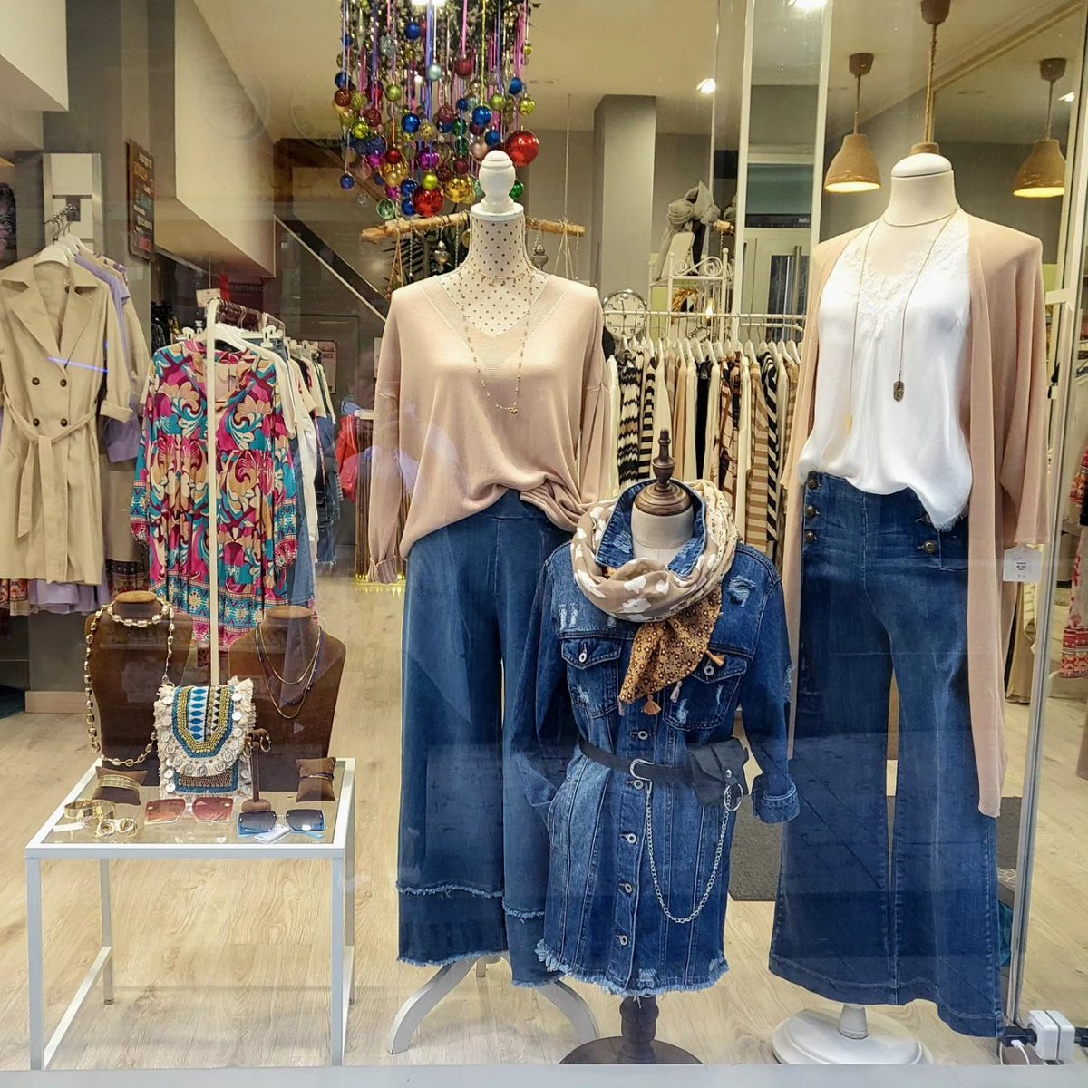 ElarmariodeCuca's tweet photo. Comenzamos el lunes todavia con la resaca de una Semana Santa espectacular en Astorga, con buen tiempo y mejor ambiente 🫶😎🙌 , y con nuevo escaparate para este lunes de Pascua. Las prendas denim son un imprescindible esta primavera, aunque ya sabemos que es atemporal 😉. https://t.co/fyyWFwSjso
