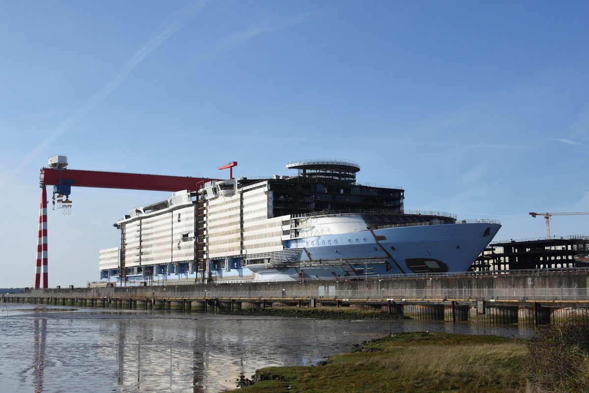 L'étrave du paquebot est posée #utopiaoftheseas #rccl #chantiersdelatlantique #saintnazaire #saintnazairetourisme #saintnazairerenversante #saintnazaireagglo #loireatlantique #paysdelaloire