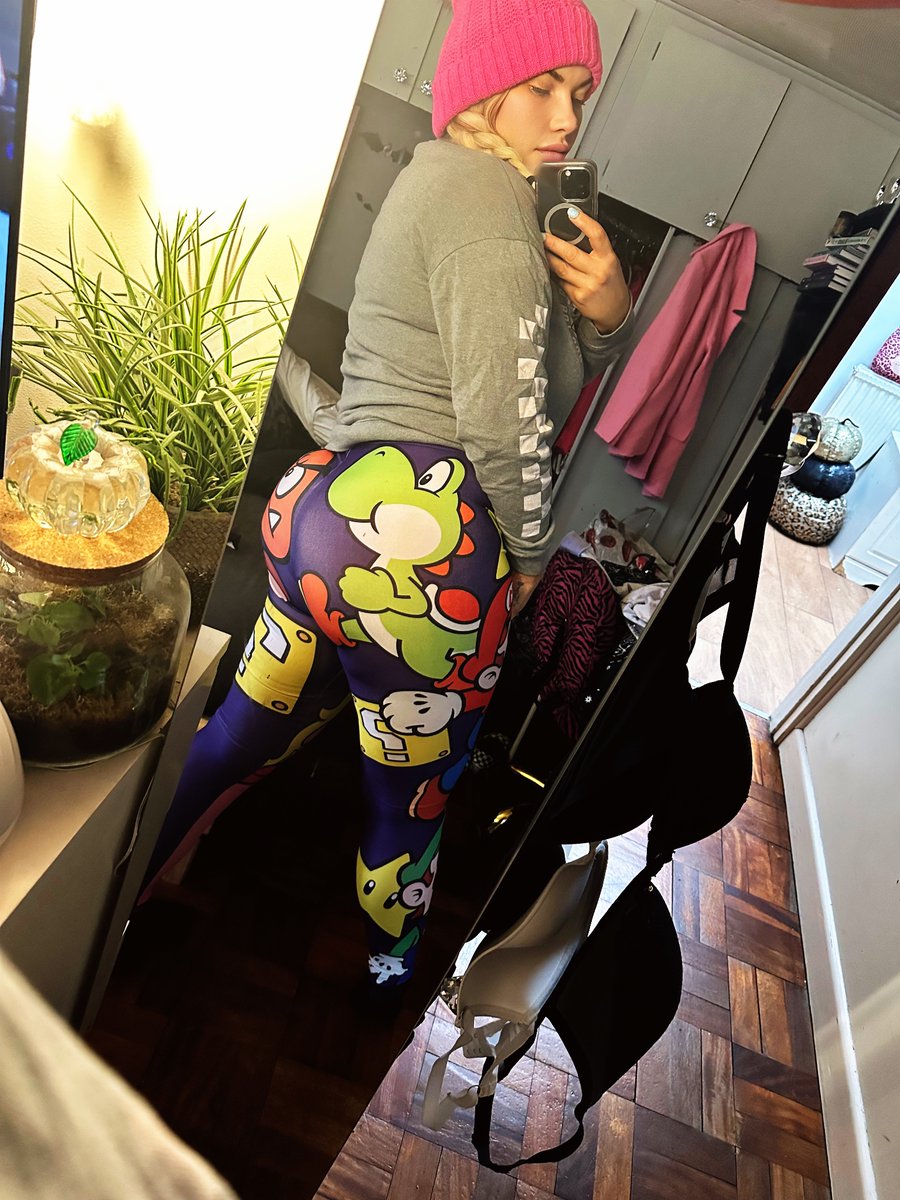 ☠️Miss Poison Candi☠️ on Twitter: "Off to see super mario! As you can see I'm a huge fan! What's