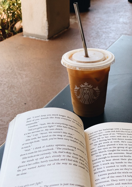 good morning everyone ! i don't have anything to do, so i'm having a nice iced coffee out in the company of a book. 😊