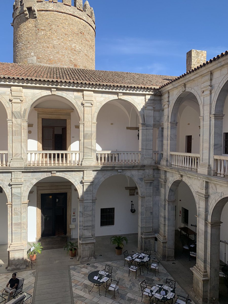 Blogdestina2's tweet image. Finalizamos nuestra #SemanaSanta2023 en @Extremadura_tur con visitas a los restos romanos de Regina, a Llerena y descansando en Zafra. Si te alojas en el Palacio de @paradores puedes realizar una visita guiada para conocer su historia y sus almenas. Las 3 paradas #imperdibles.