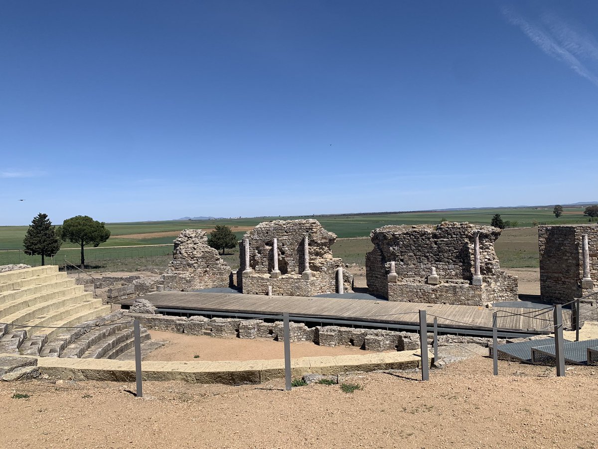 Blogdestina2's tweet image. Finalizamos nuestra #SemanaSanta2023 en @Extremadura_tur con visitas a los restos romanos de Regina, a Llerena y descansando en Zafra. Si te alojas en el Palacio de @paradores puedes realizar una visita guiada para conocer su historia y sus almenas. Las 3 paradas #imperdibles.