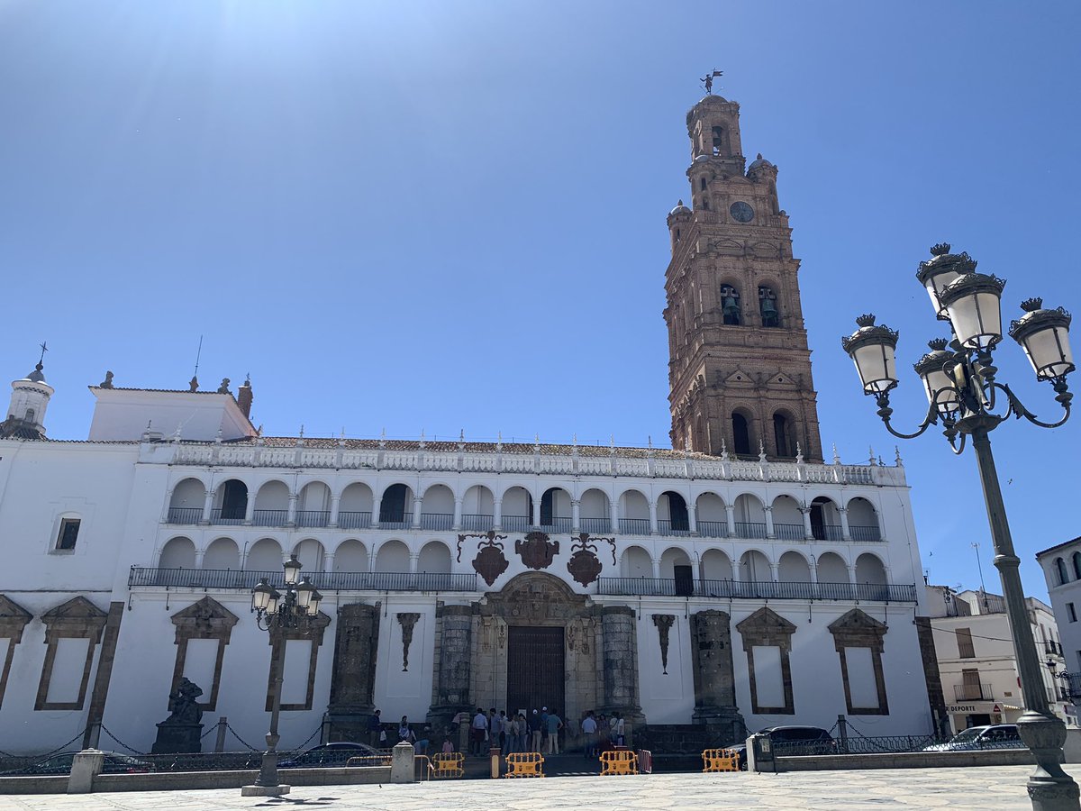 Blogdestina2's tweet image. Finalizamos nuestra #SemanaSanta2023 en @Extremadura_tur con visitas a los restos romanos de Regina, a Llerena y descansando en Zafra. Si te alojas en el Palacio de @paradores puedes realizar una visita guiada para conocer su historia y sus almenas. Las 3 paradas #imperdibles.