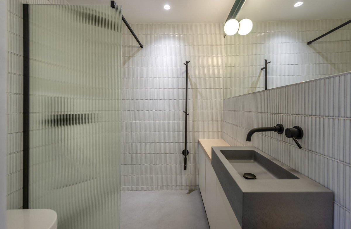 dobuildUK's tweet photo. #LittleGreene🟢 Microcement bathrooms with continuous finishes is a continuous decorative cladding without joints, which translates into spectacular finishes
In collaboration with @DomusTiles
Concrete basin by @KastBasins
#dobuild #fineconstruction #CIOB #BIID https://t.co/SHbH2mSVA3