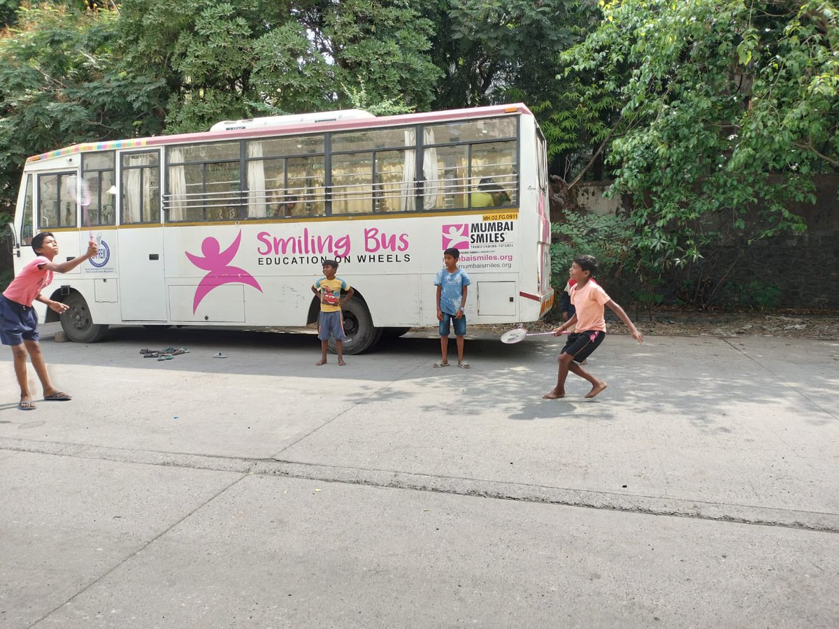 Con nuestro #SmilingBus conseguimos que las comunidades con más dificultades para ver garantizado su derecho a la salud o a la educación puedan tener acceso a estos derechos básicos. #TransformingFutures
#SonrisasdeBombay
