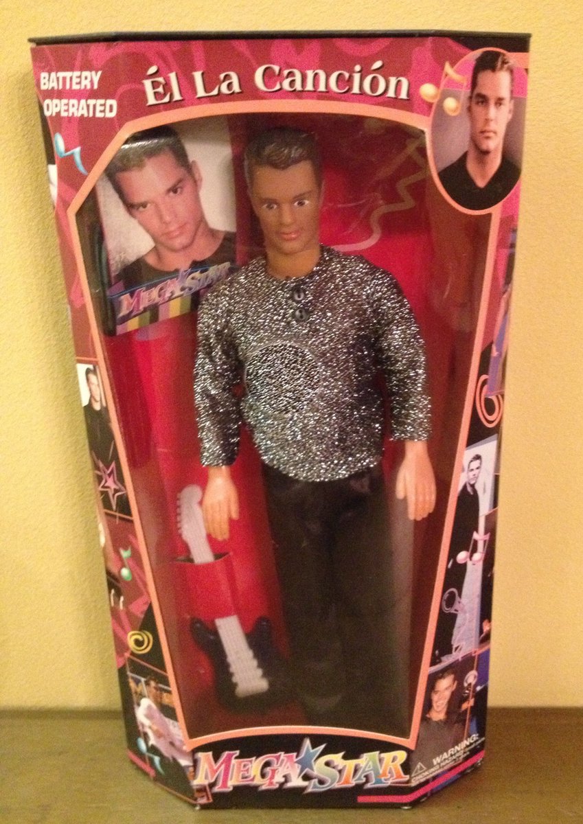 viviresunapija's tweet photo. A mis viejos no les daba para comprarme un Ken y me regalaron este muñeco de RICKY MARTÍN que tenía un botón que cuando lo apretabas cantaba living la vida loca https://t.co/IoHNyJ0elI
