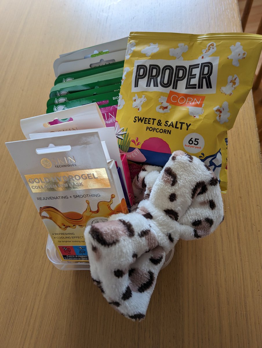 GreatrixMrs's tweet photo. I made my daughter a pamper hamper in a repurposed FarmFoods muffin tub, containing @bmstores masks, @BootsUK matching headbands and @Tesco popcorn. A reminder of how precious and important quality time with her is to me. 🥰💅 💆🏻‍♀️💆🏼‍♀️ https://t.co/wJWD0JYDvK