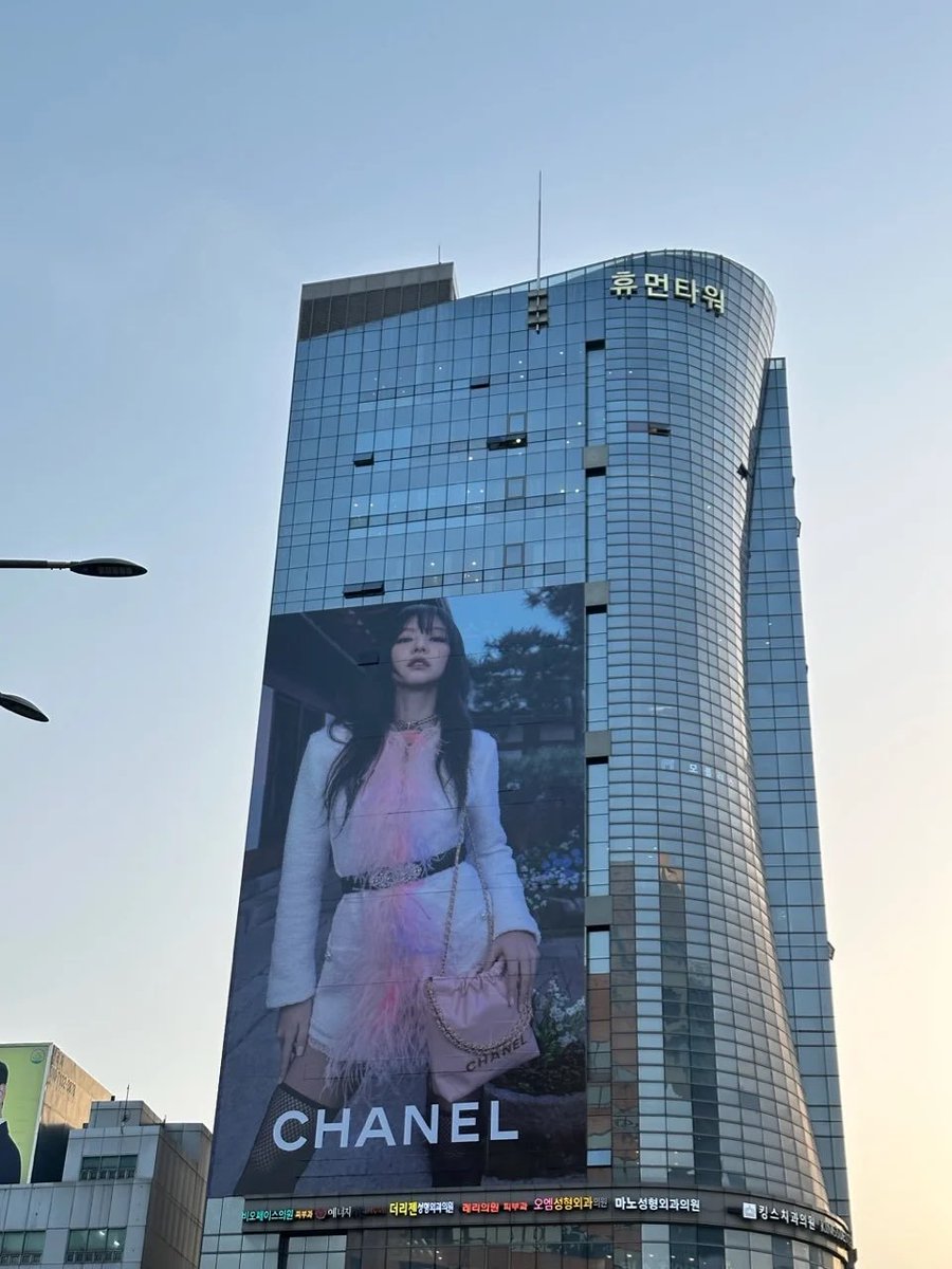 jnkoopsies's tweet photo. another huge jennie x chanel 22 AD in gangnam, seoul! https://t.co/rwyOlmLOoE