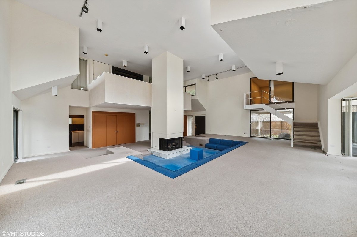 Eric_Erins's tweet image. Stop whatever you’re doing and look at this 1977 house that hit the market in Evanston. redfin.com/IL/Evanston/27…
