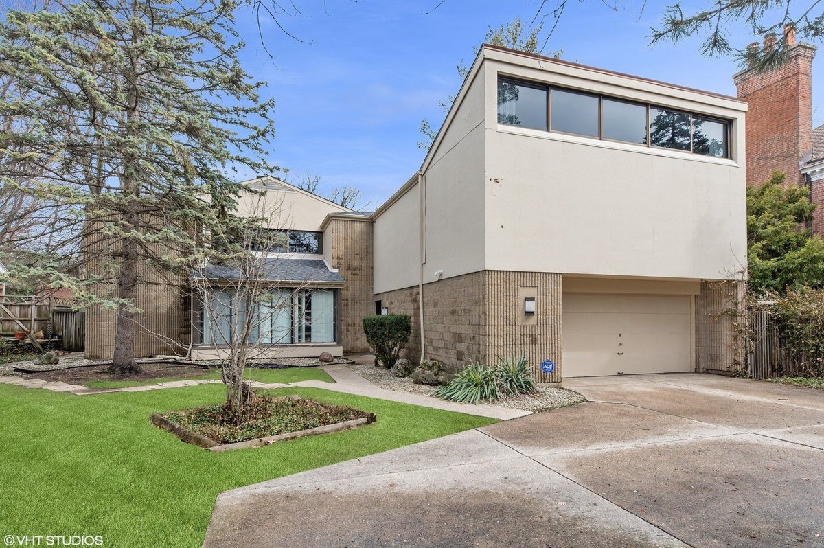 Eric_Erins's tweet image. Stop whatever you’re doing and look at this 1977 house that hit the market in Evanston. redfin.com/IL/Evanston/27…