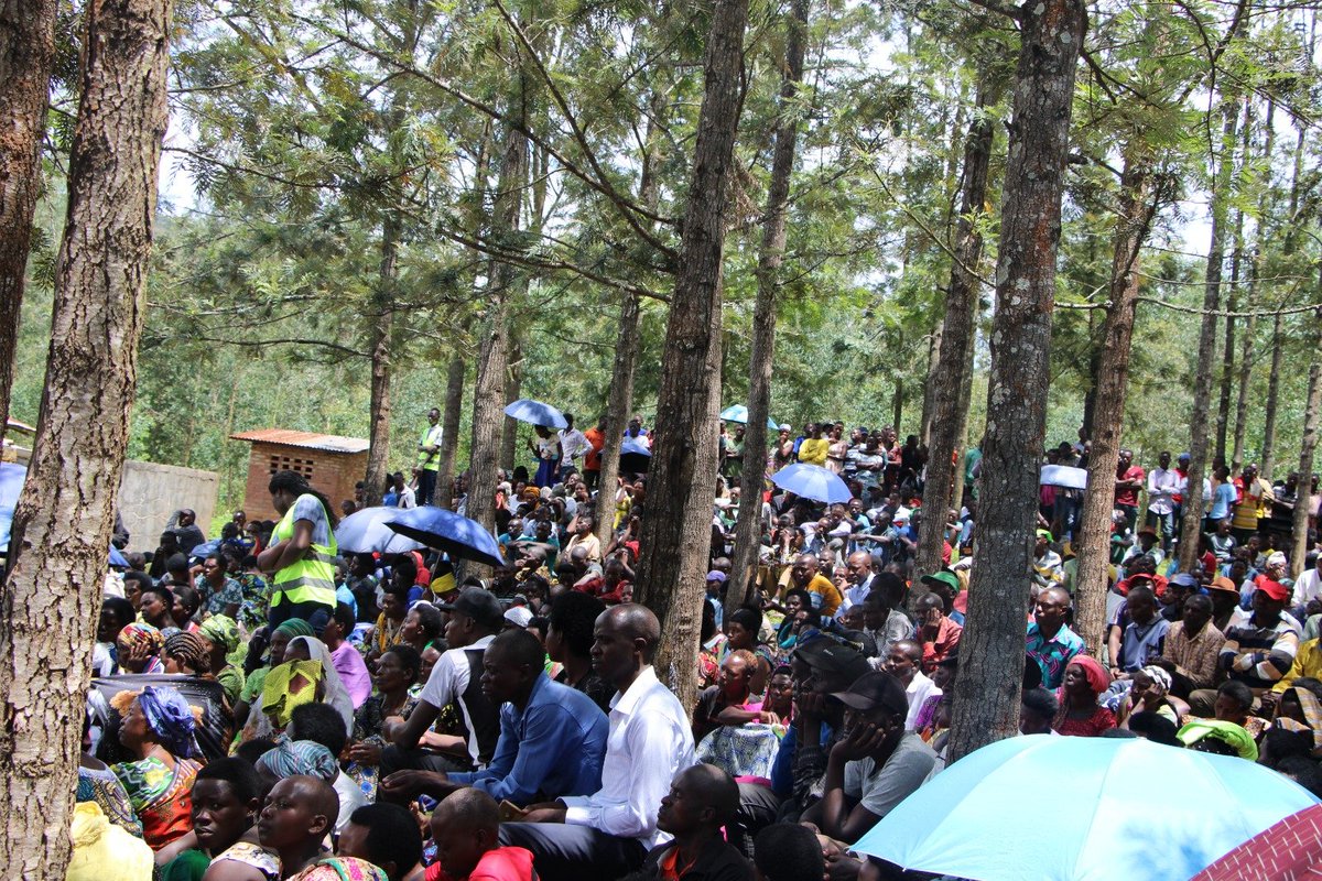MurundisectorK's tweet photo. 1/4: Uyu munsi Umuyobozi w'Akarere @BoscoNyemazi  yifatanyije n'abaturage kwibuka ku nshuro ya 29 Jenoside ya korewe Abatutsi mu 1994 mu murenge wa Murundi, mu kagali ka Karambi  kuri Paruwasi ya Rwinshekye ahiciwe abatutsi barenga 1000 bari bahahungiye
#kwibuka 29 https://t.co/BFYvQbbl0D