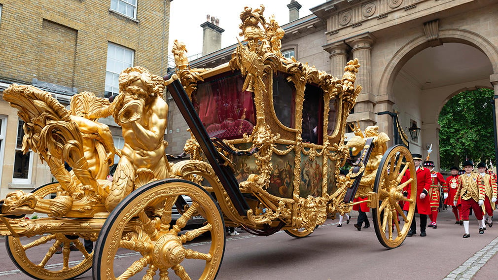 Mediasinfos's tweet photo. Couronnement du #6Mai: Le roi #CharlesIII et la reine #Camilla n’utiliseront qu’à leur retour le traditionnel #GoldStateCoach, le carrosse doré vieux de 260 ans. Retrouvez notre article ici: https://t.co/co2QMa3gZc https://t.co/4l2n3i0MYR