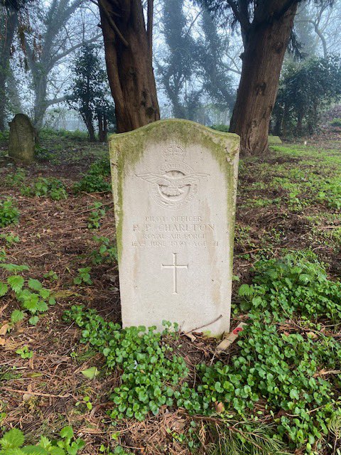 HelenSm88920251's tweet image. Found these three @CWGC headstones underneath some trees . At North Weald Bassett Essex. @HelenR864 wish I had my bucket and brush #EOHO