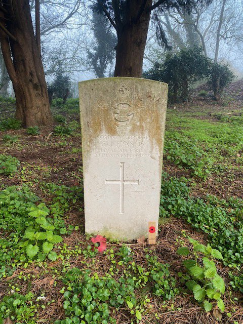 HelenSm88920251's tweet image. Found these three @CWGC headstones underneath some trees . At North Weald Bassett Essex. @HelenR864 wish I had my bucket and brush #EOHO