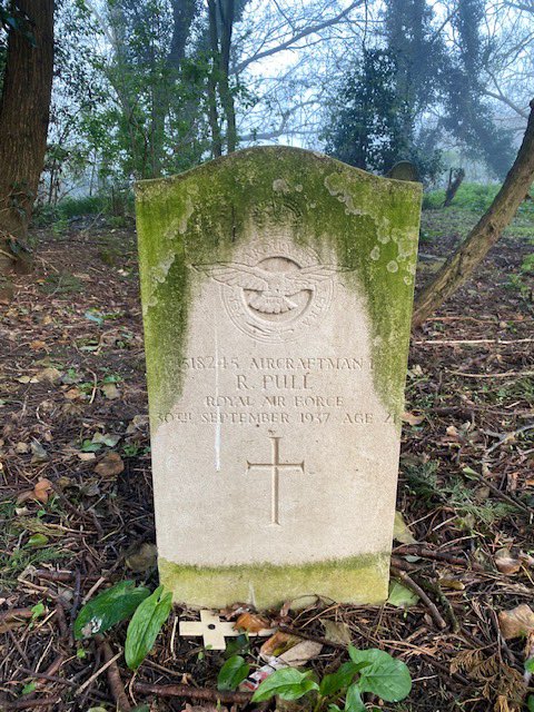 HelenSm88920251's tweet image. Found these three @CWGC headstones underneath some trees . At North Weald Bassett Essex. @HelenR864 wish I had my bucket and brush #EOHO