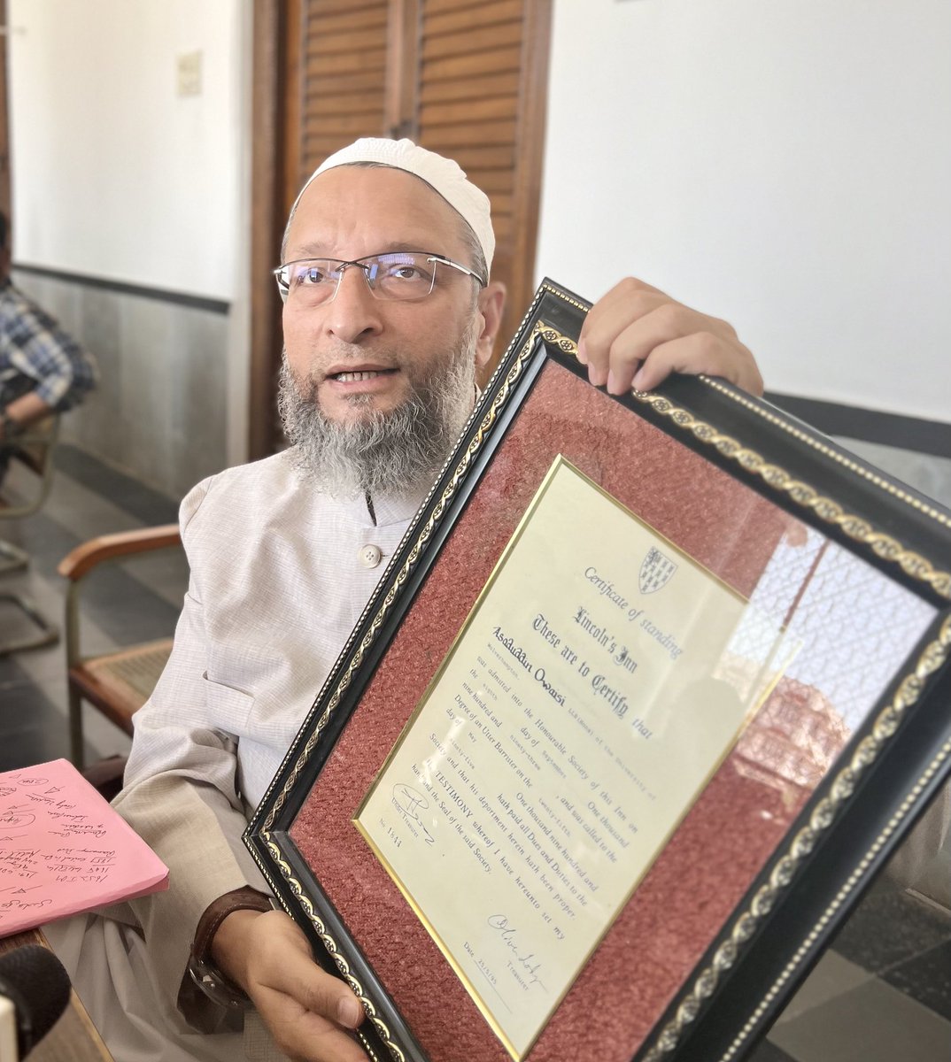 Kaha tha na

Kaagaz to tumhara baap bhi batayega