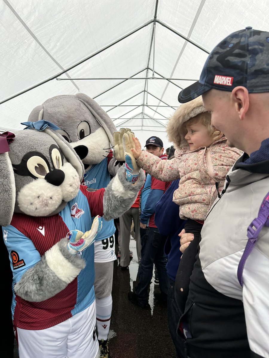 SmileySarah2241's tweet photo. @SUFCOfficial My daughter attending her first ever Scunthorpe United at 2years old x https://t.co/OwJXfPJ2Cr