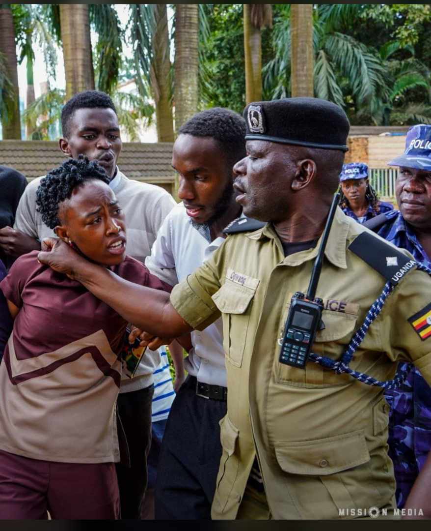 Who handles students like terrorists?! Uganda Police Force come on. What is this?!
@PoliceUg @InstitutionsNup