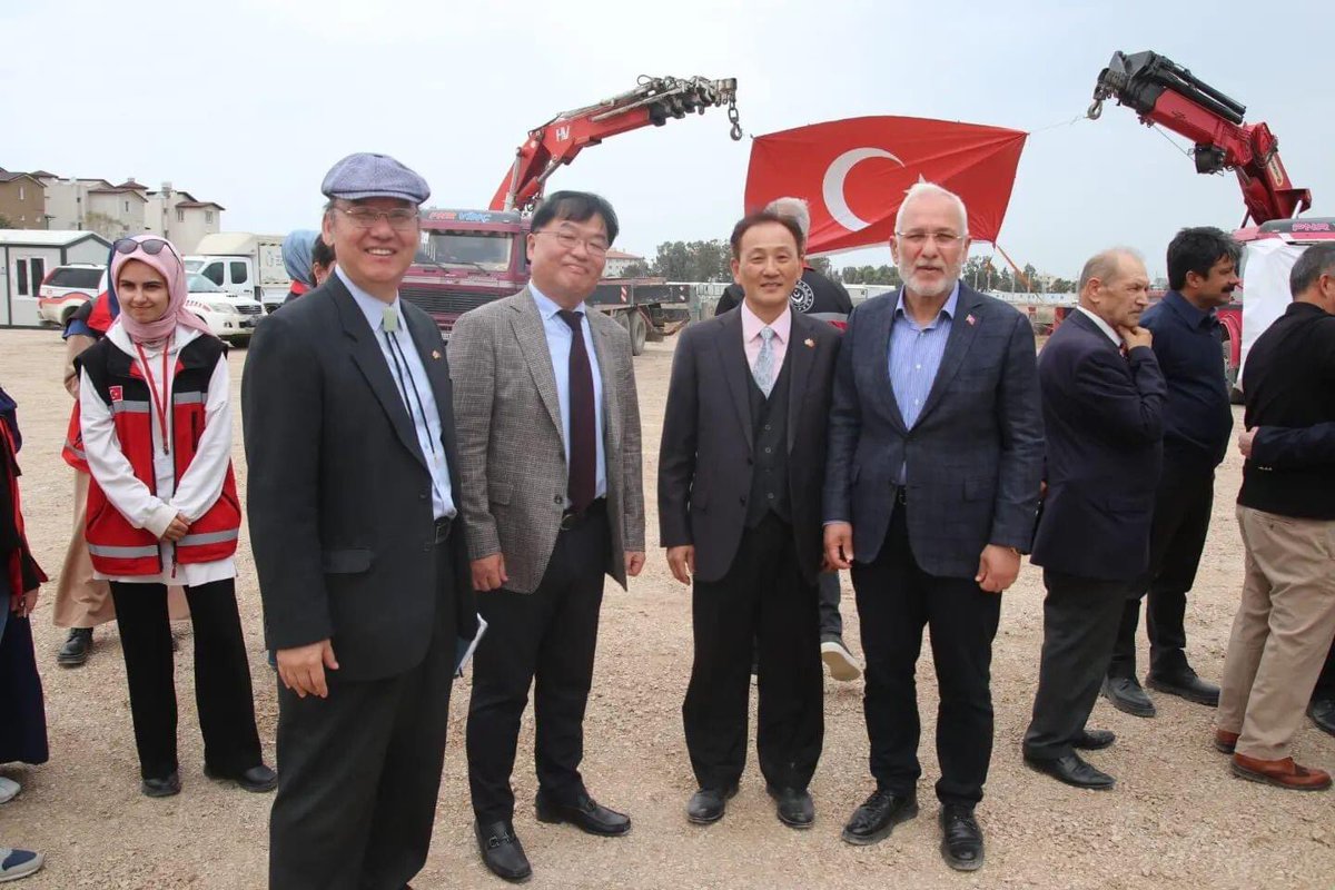 Yilmazakpinar74's tweet photo. İskenderun Belediye Başkanı Fatih Tosyalı, İçişleri Bakan Yardımcısı İsmail Çataklı, Güney Kore Ankara Büyükelçisi Lee Won Ik ile birlikte Güney Kore Parlemantolar Grubu tarafından kentimizde yapımı devam eden Kore Mahallesi Konteyner Kent alanı için düzenlenen programa katıldı. https://t.co/dsPj1hoHRS