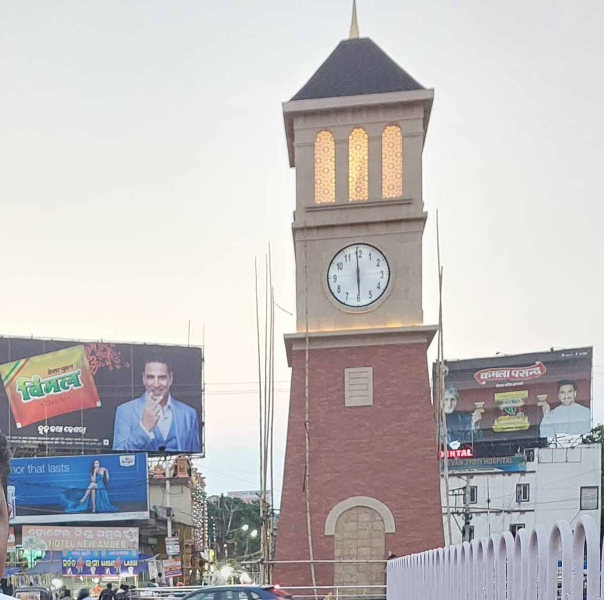 BiswalOfficial's tweet photo. ପୁରୁଣା ରାଜଧାନୀ ସିଲଭର ସିଟି କଟକ ସହର ଭାଇଚାରା ସହ ଅନେକ ସଂସ୍କୃତି ଓ ପରମ୍ପରା ସହ ବେଶ୍ ଜଡିତ। ରାଜ୍ୟ ସରକାରଙ୍କ ପକ୍ଷରୁ ସହରରେ ବିଭିନ୍ନ ସୌନ୍ଦର୍ଯ୍ୟକରଣ କାର୍ଯ୍ୟ କରାଯାଉଛି। ତନ୍ମଧ୍ୟରୁ ରାଣୀହାଟ ନିର୍ମିତ ନୂତନ କ୍ଲକ୍ ଟାୱାର ଅନ୍ୟତମ,ତେବେ କ୍ଲକ ଟାୱାର ଏବଂ ଦୋଳମୁଣ୍ଡାଇ ଜଗନ୍ନାଥ ମନ୍ଦିର ପଛରେ ଥିବା .. ୧/୨ 
@CMCCuttack https://t.co/OFbwMz9LBm
