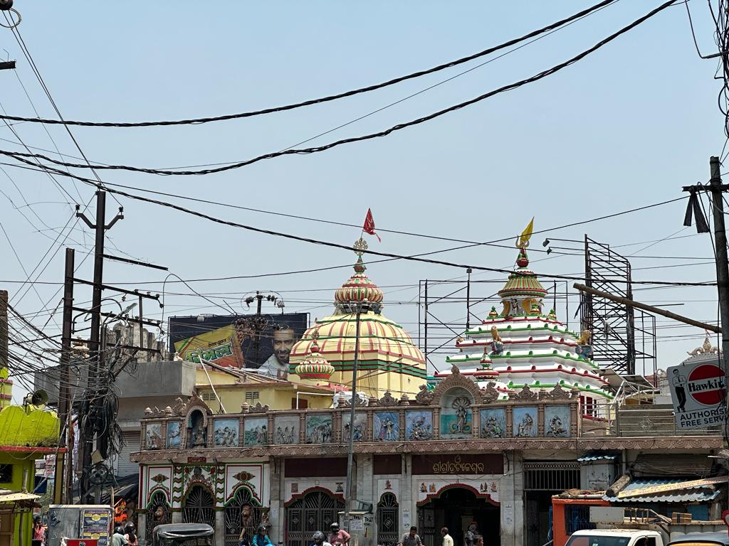 Ranjan Kumar Biswal (@biswalofficial) on Twitter photo ପୁରୁଣା ରାଜଧାନୀ ସିଲଭର ସିଟି କଟକ ସହର ଭାଇଚାରା ସହ ଅନେକ ସଂସ୍କୃତି ଓ ପରମ୍ପରା ସହ ବେଶ୍ ଜଡିତ। ରାଜ୍ୟ ସରକାରଙ୍କ ପକ୍ଷରୁ ସହରରେ ବିଭିନ୍ନ ସୌନ୍ଦର୍ଯ୍ୟକରଣ କାର୍ଯ୍ୟ କରାଯାଉଛି। ତନ୍ମଧ୍ୟରୁ ରାଣୀହାଟ ନିର୍ମିତ ନୂତନ କ୍ଲକ୍ ଟାୱାର ଅନ୍ୟତମ,ତେବେ କ୍ଲକ ଟାୱାର ଏବଂ ଦୋଳମୁଣ୍ଡାଇ ଜଗନ୍ନାଥ ମନ୍ଦିର ପଛରେ ଥିବା .. ୧/୨
<a href="/CMCCuttack/">CMC,Cuttack</a> ପୁରୁଣା ରାଜଧାନୀ ସିଲଭର ସିଟି କଟକ ସହର ଭାଇଚାରା ସହ ଅନେକ ସଂସ୍କୃତି ଓ ପରମ୍ପରା ସହ ବେଶ୍ ଜଡିତ। ରାଜ୍ୟ ସରକାରଙ୍କ ପକ୍ଷରୁ ସହରରେ ବିଭିନ୍ନ ସୌନ୍ଦର୍ଯ୍ୟକରଣ କାର୍ଯ୍ୟ କରାଯାଉଛି। ତନ୍ମଧ୍ୟରୁ ରାଣୀହାଟ ନିର୍ମିତ ନୂତନ କ୍ଲକ୍ ଟାୱାର ଅନ୍ୟତମ,ତେବେ କ୍ଲକ ଟାୱାର ଏବଂ ଦୋଳମୁଣ୍ଡାଇ ଜଗନ୍ନାଥ ମନ୍ଦିର ପଛରେ ଥିବା .. ୧/୨
<a href="/CMCCuttack/">CMC,Cuttack</a>