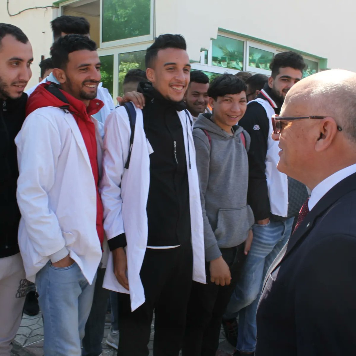 المحطة الثالثة الى بلدية سكيكدة كانت المعهد الوطني المتخصص "مرج الديب"، حيث استمع إلى عرض البطاقة التقنية حول المعهد من طرف مدير المؤسسة ثم جاب أجنحة المعرض المخصص لمشاريع متربصي القطاع في شعبة الفلاحة كما تفقد فوج المستفيدين من منحة البطالة وتبادل النقاش بين الأساتذة والمتكونين.