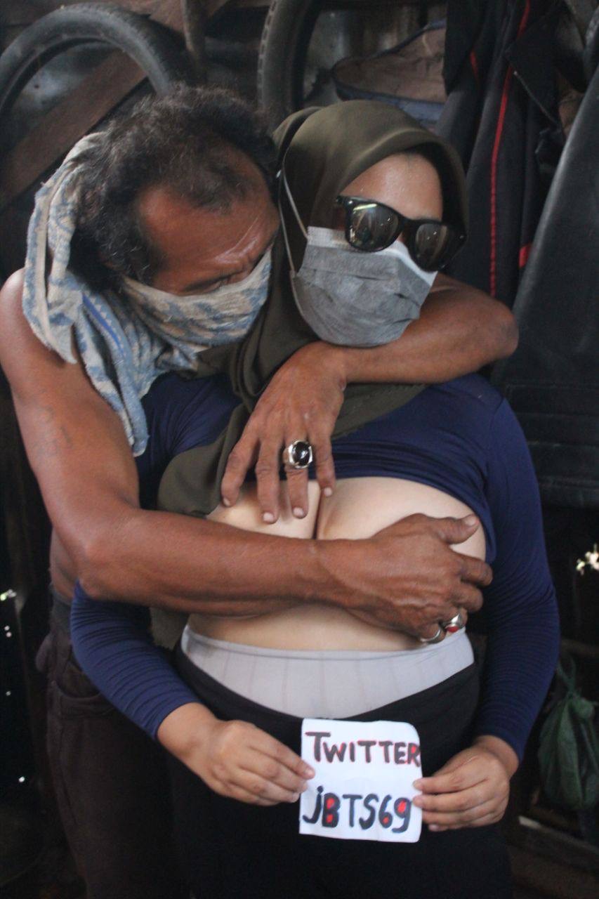 Hunter Eattill on X: Jilbab vs orang gila mancul t.coafUyjAIVcI Ome  tv Produk lokal t.coBtoMcOYyPi Yang Natural lebih berasa  t.coIROREIwlsi Mandi adalah hobiku t.coCh47NBSMOv Anime  One Piece di sosmed #Spotify https ...