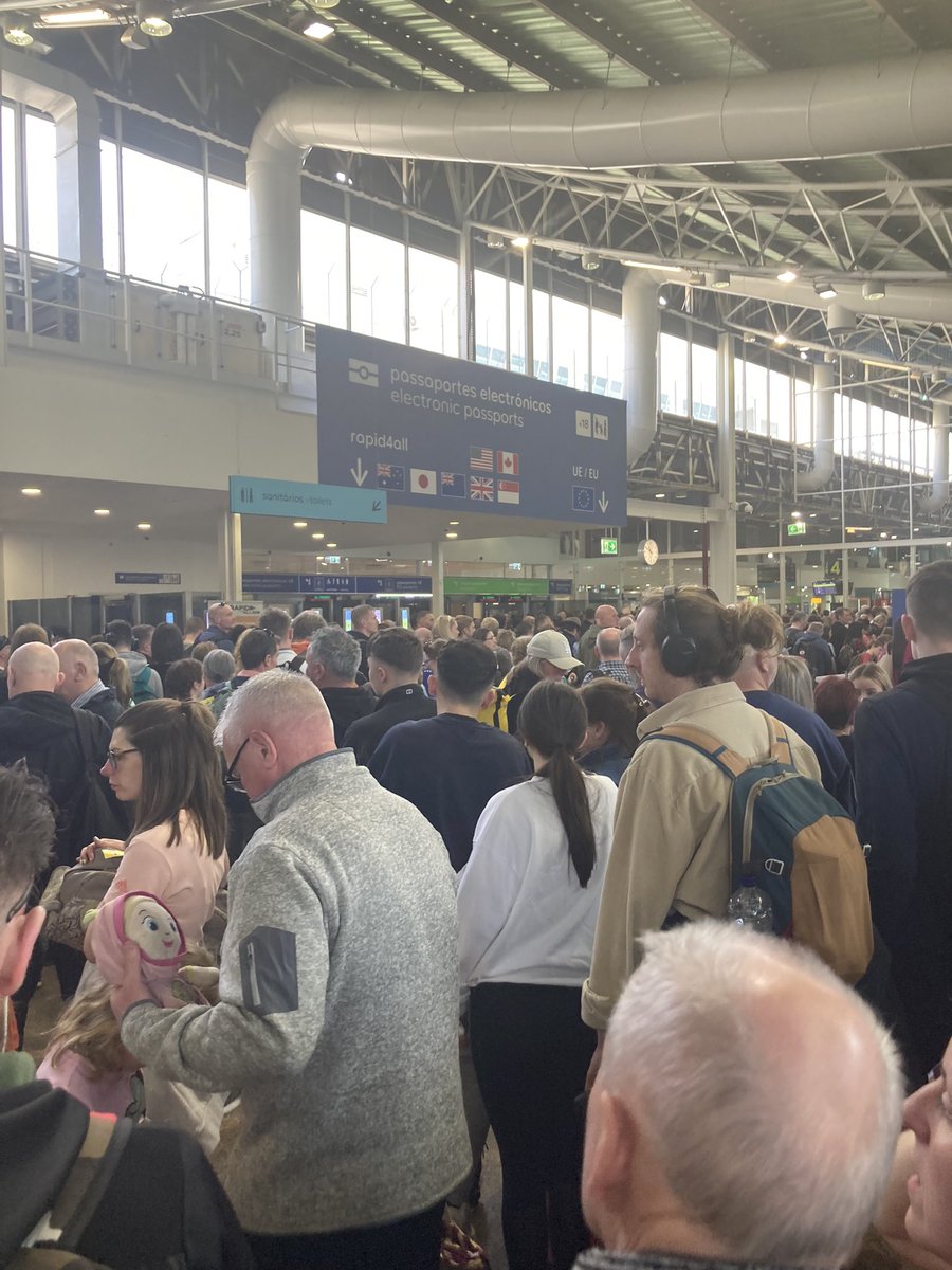 Anna_Soubry's tweet image. For the record #Faro airport yesterday morning - queues to get through passport control caused by #Brexit
