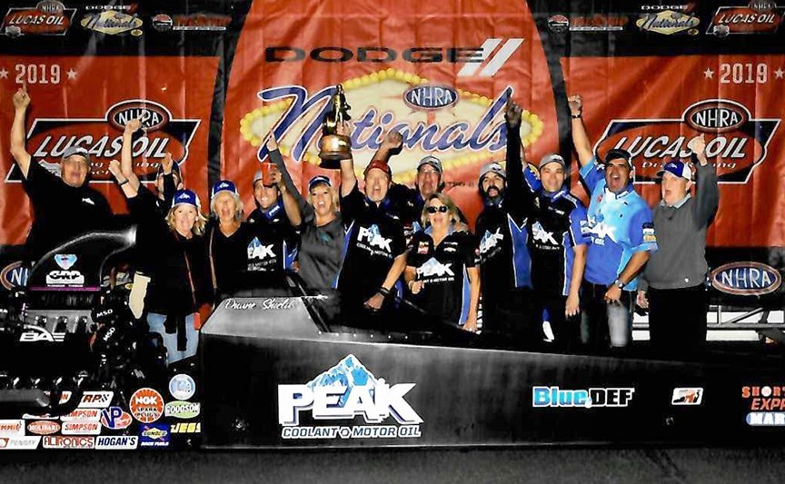 RacingProMedia's tweet photo. Top Alcohol Dragster Legend, Duane Shields, Celebrates Final NHRA National Event Start In Las Vegas
#DuaneShields #NHRA #DragRacing #LasVegas #Nevada #Vegas4WideNats #TopAlcohol #Dragster #Racing #MuscleMilk #ThankYou @MuscleMilk
https://t.co/huO3rXKlbZ https://t.co/THK4u53zk3