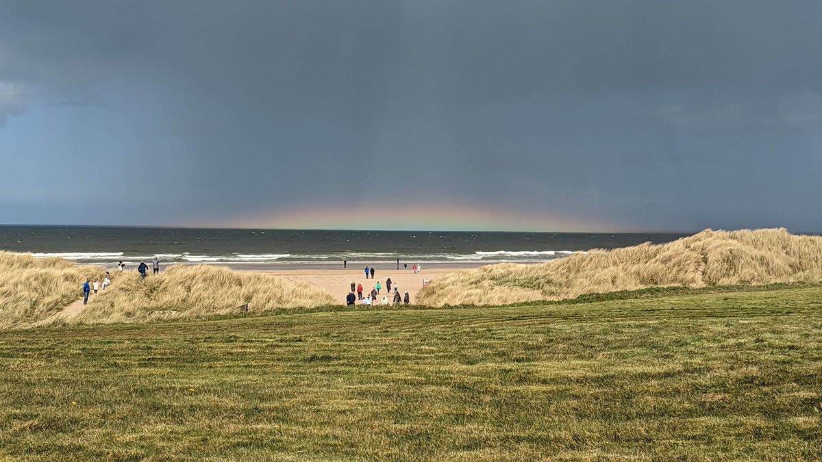 acebogle's tweet photo. Horizontal Rainbow  (circumhorizontal arc?) over Castlerock Beach, Northern Ireland 🌈 @barrabest @bbcnewsline @bbcweather @angie_weather https://t.co/H9p26xK8il