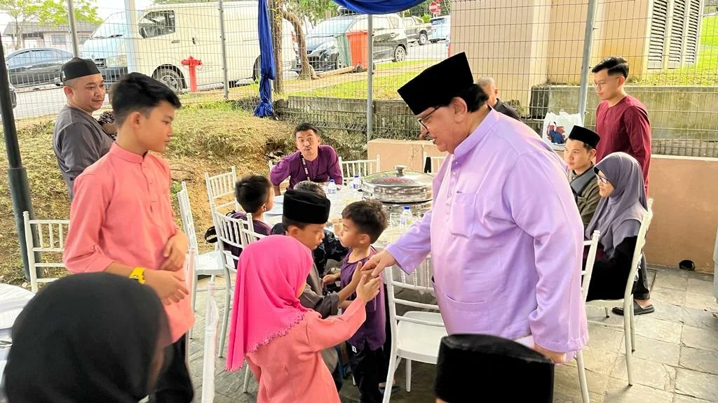 TengkuAdnanReal's tweet photo. Hari ini berbuka puasa bersama komuniti Cengkih, Apple, Iris &amp; Lotus di rumah saya P10. 

Sempat juga Ketua Pemuda UMNO Malaysia singgah moreh selepas program Pemuda di Dataran Putra. 

Terima kasih  semua yg hadir &amp; sama2 imarahkan Ramadan. 

#alhamdulillah
#NurRamadanPutrajaya https://t.co/hK8zTpHvcb