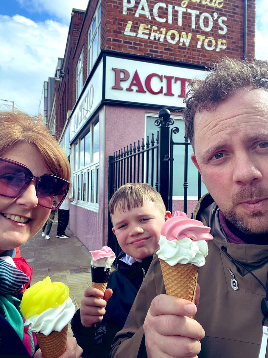 The traditional Easter lemon top (and strawberry tops)🍦🍋 🍓 #pacittos #lemontop #redcar