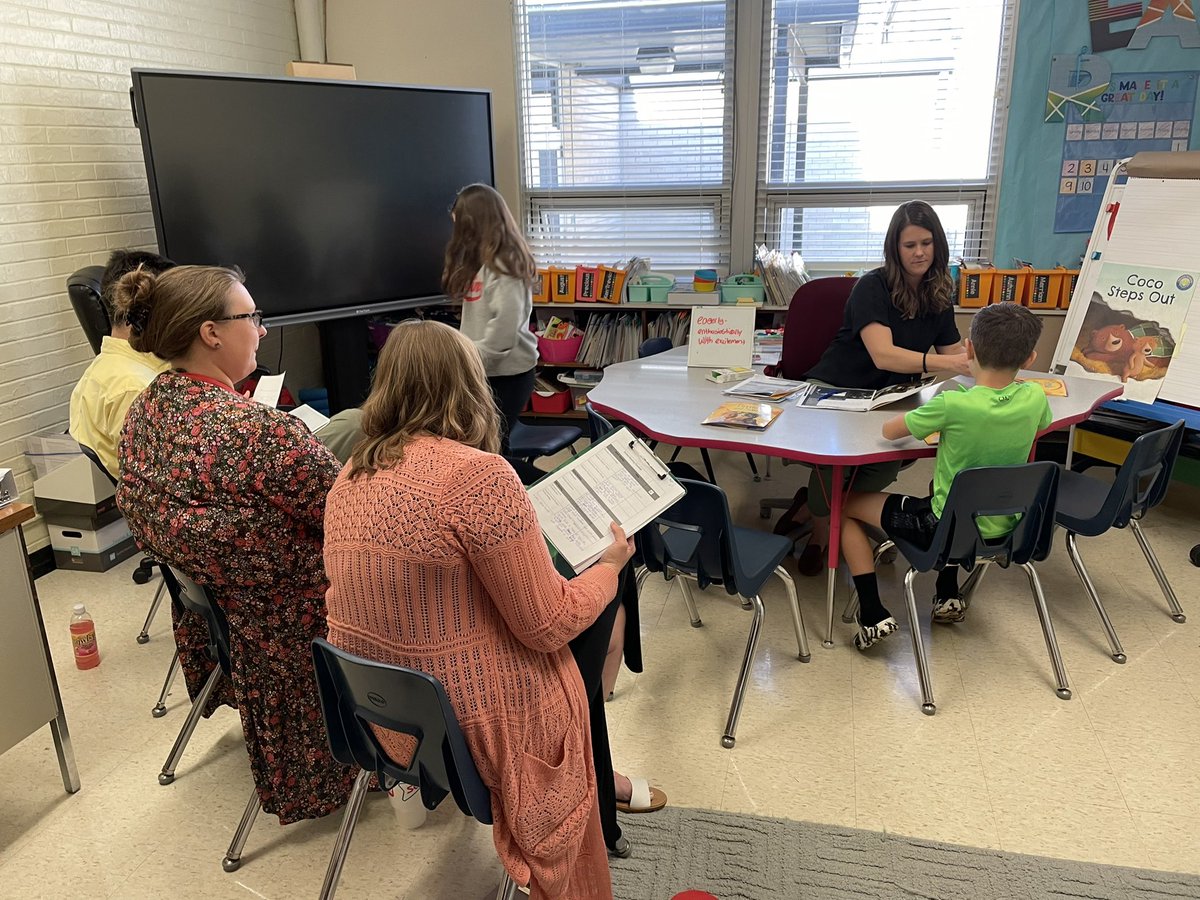 CindyWebster19's tweet photo. Wilder teachers observe a Guided Reading lesson live with their reading interventionist followed by time for questions &amp; dialogue! Highly effective professional learning @WilderSPS @officialSPS @Mradambax https://t.co/BeU9fSYyqe