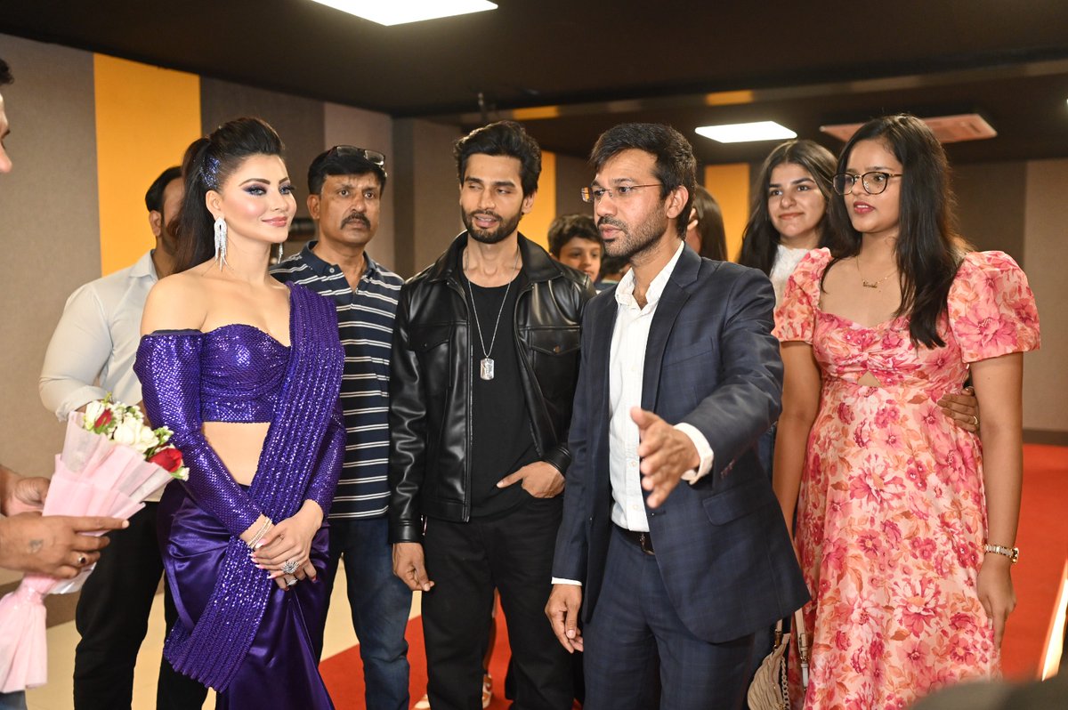 imKpProductions's tweet photo. Jaipur's first fashion & glamour destination "Fasdes" inauguration ceremony.
#fasdes #fasdesignstudio #fashionable #glamour #institute #destination #bollywoodstars #celebrity #urvashirautela #rohitkhandelwal #openingday #launching #inaugration #pinkcity #jaipur #kpproductions https://t.co/xqtxpuRgxK