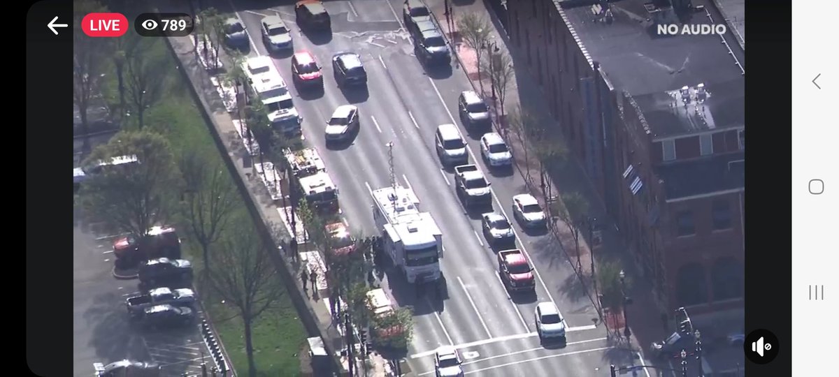 EmergencyStream's tweet image. KY | Louisville | Active shooter w casualties | #watch #live #aerials on emergencystream.com 
Source: fb.watch/jPQ93a4k0w/?mi…