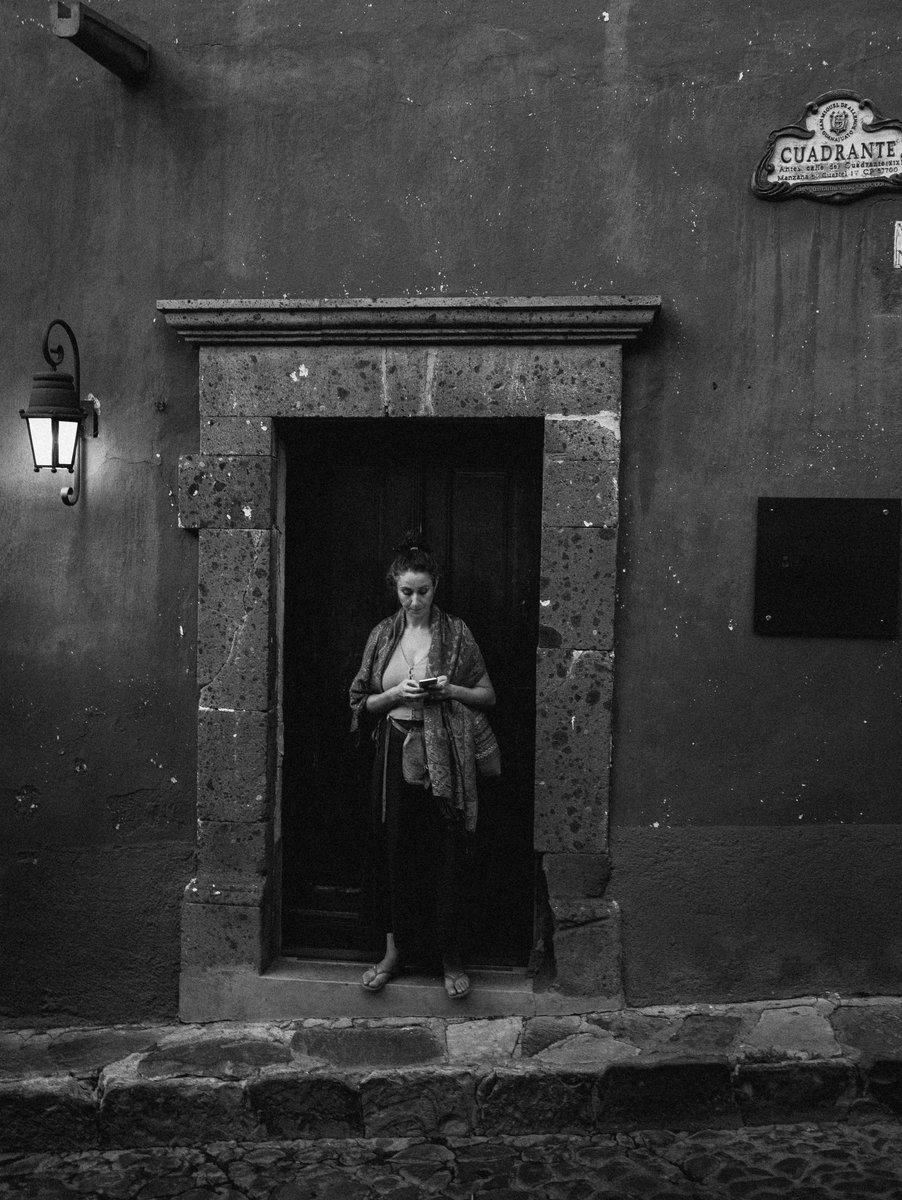 wegotaccent's tweet photo. Quadrant light.
Take the time to be on the side of the light.
•
•
•
Cuadrante de luz.
Tómate el tiempo para estar del lado de la luz.
#blackandwhite #streetphotographyinternational #callesdemexico #wegotaccent #sanmigueldeallende #streetphotographers #mexicomagico https://t.co/jDKc3uTyJ0