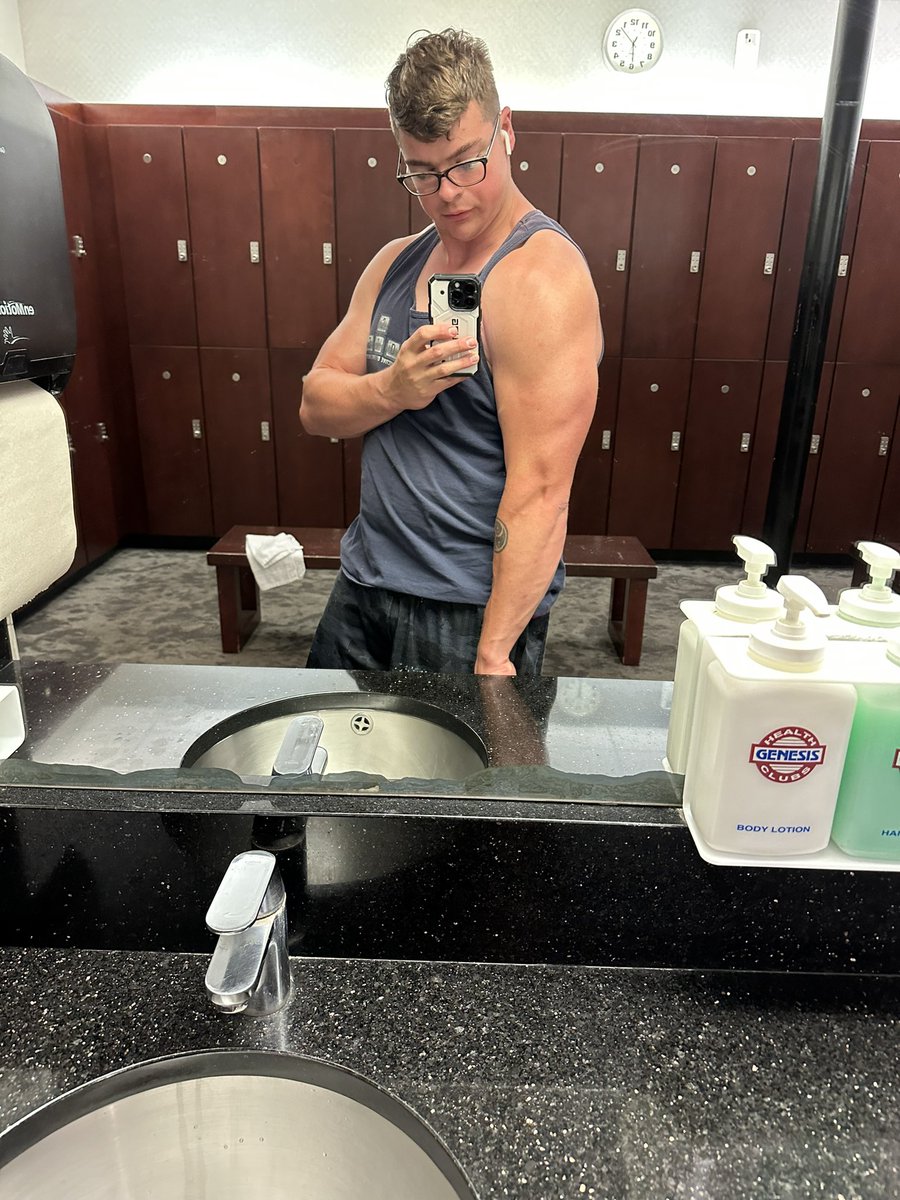 GreyHamTV's tweet photo. Little post workout pump for your Monday 👀😏 https://t.co/FUg3hRyWUp