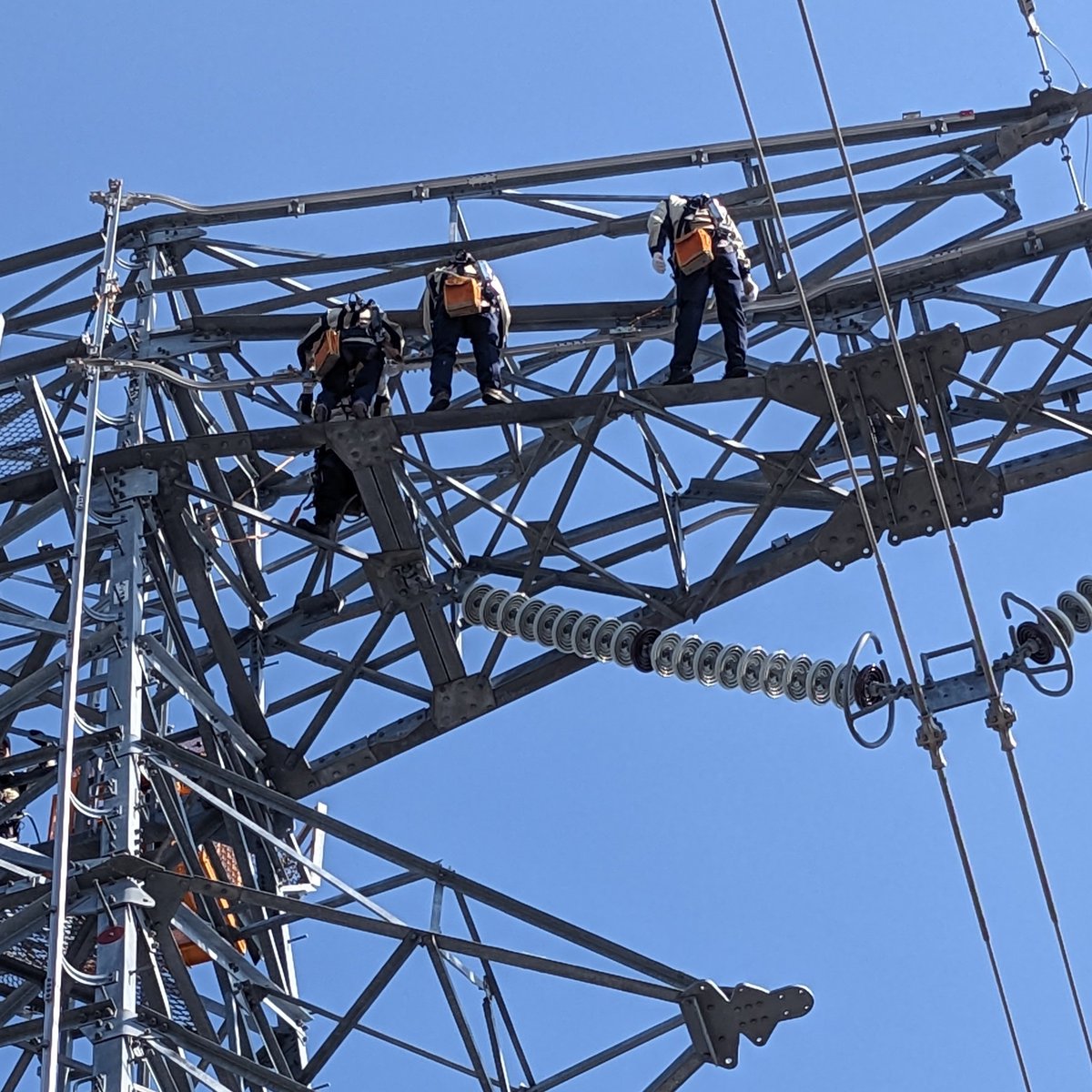 zhenrentengye's tweet photo. 東光電気工事さんのご厚意でフルハーネスで #THINKLET つけて動画撮りながら送電塔に登った!昇塔初体験!ちゃんとした梯子じゃなくて出っ張った長ボルトを伝う感じだからただ登るだけでめっちゃ疲れたんだけど、実際は登ってからが仕事開始なんだよなあ!高所作業エンジニアってすごい仕事だ https://t.co/Xvb0MBGRye